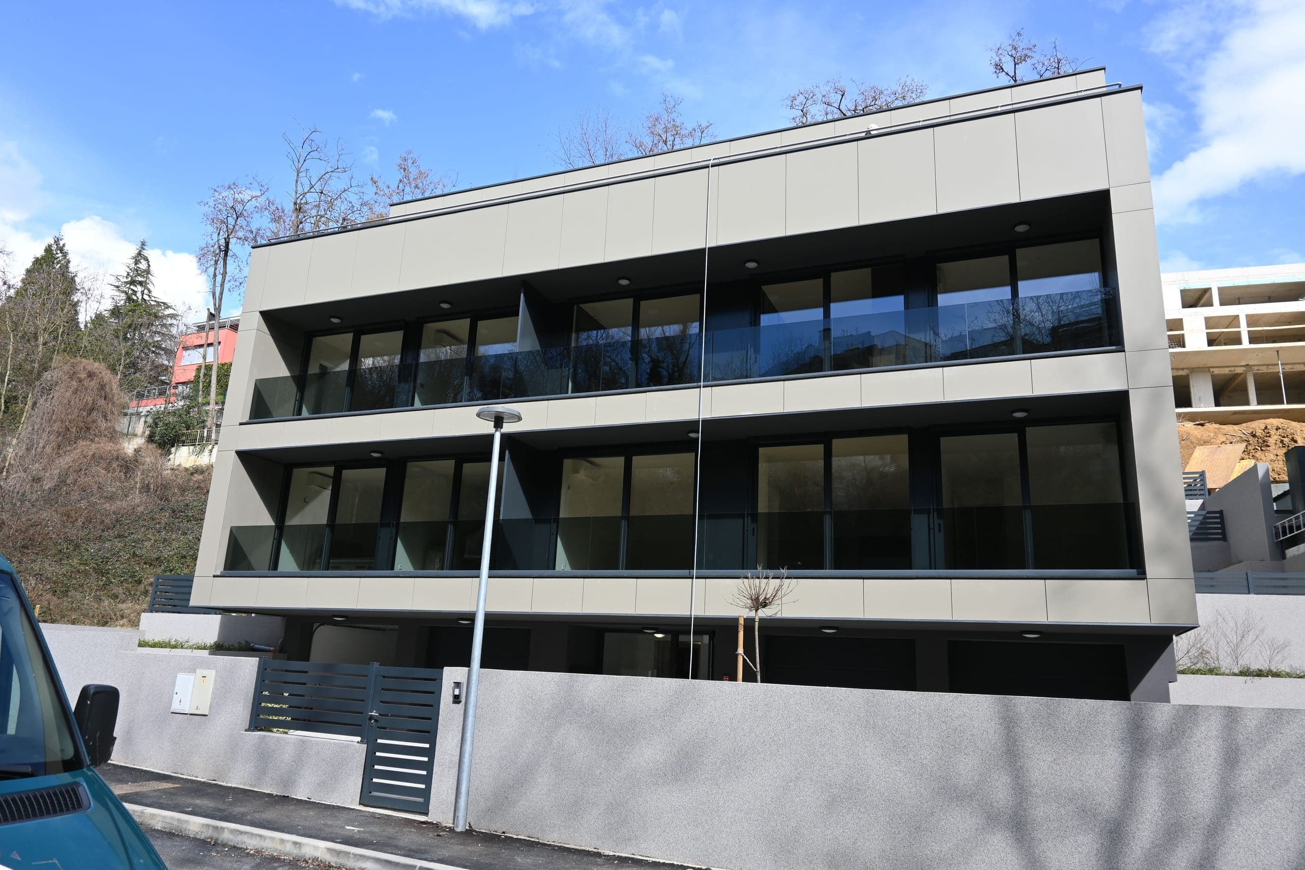 Stambena zgrada s ventiliranom fasadom od Swisspearl Zenor ploča