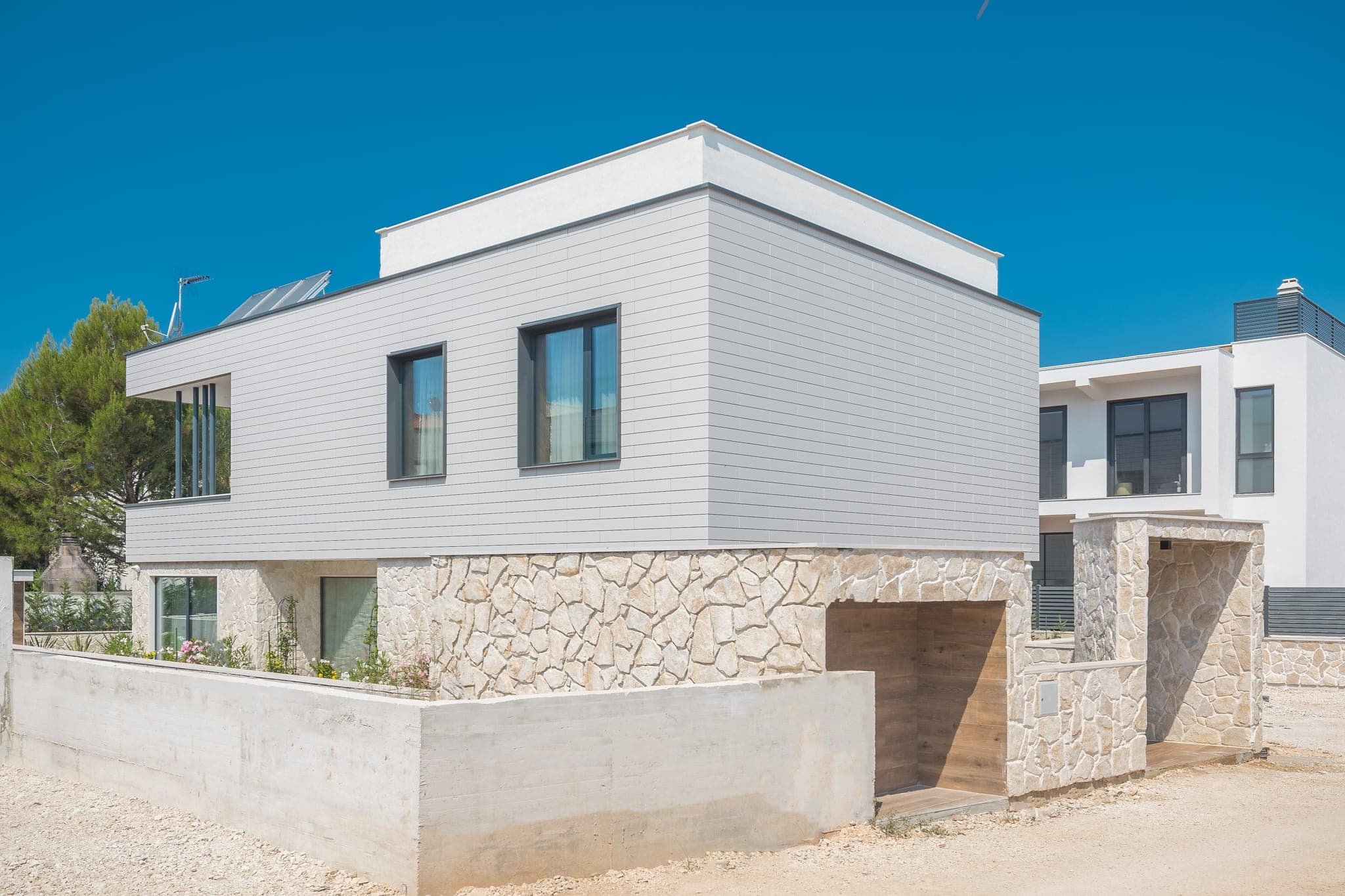 Villa Istra: ventilirana fasada od Swisspearl Vintago i Zenor ploča na kamenom prizemlju