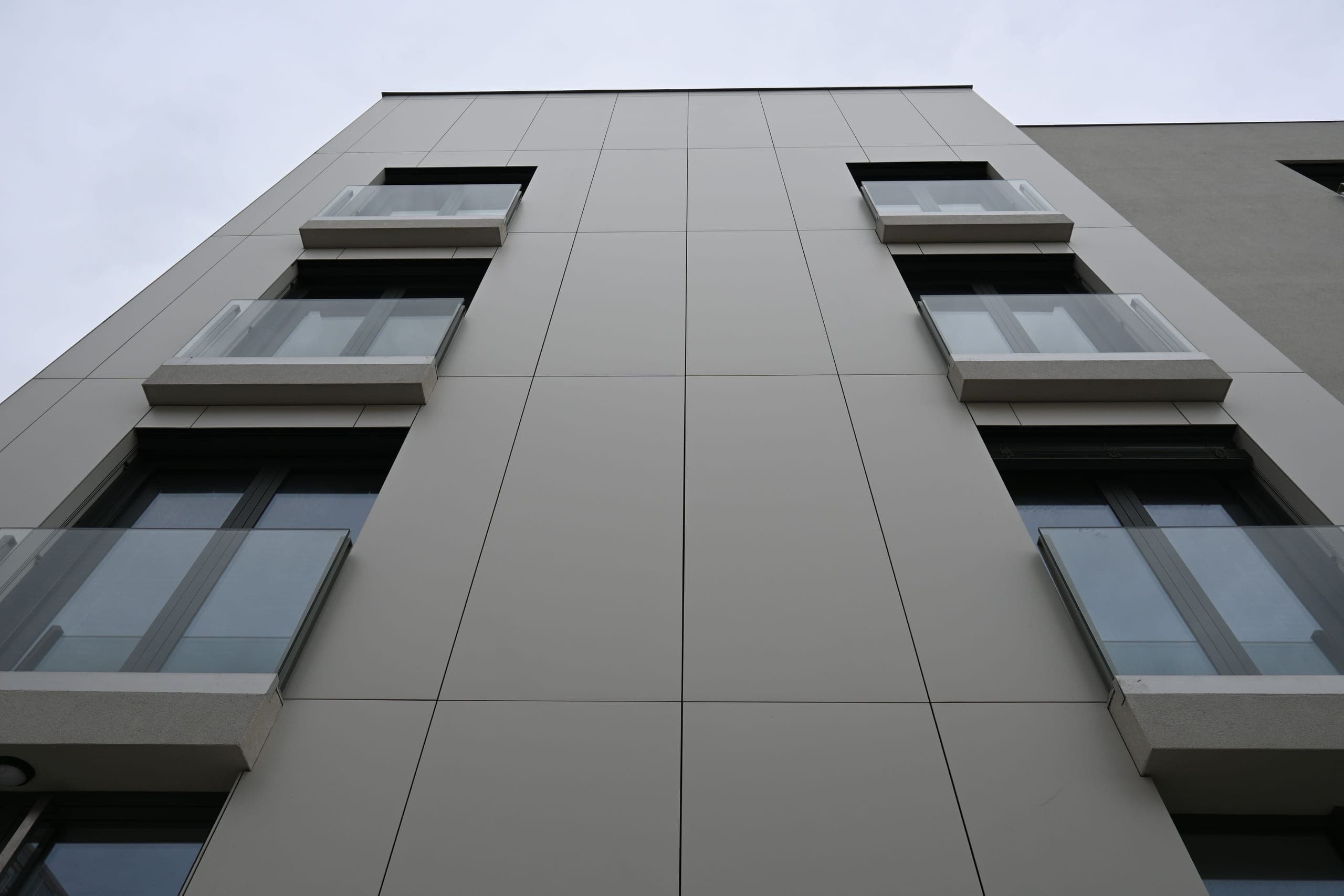 Detalj ventiliranog pročelja od Swisspearl Zenor ploča