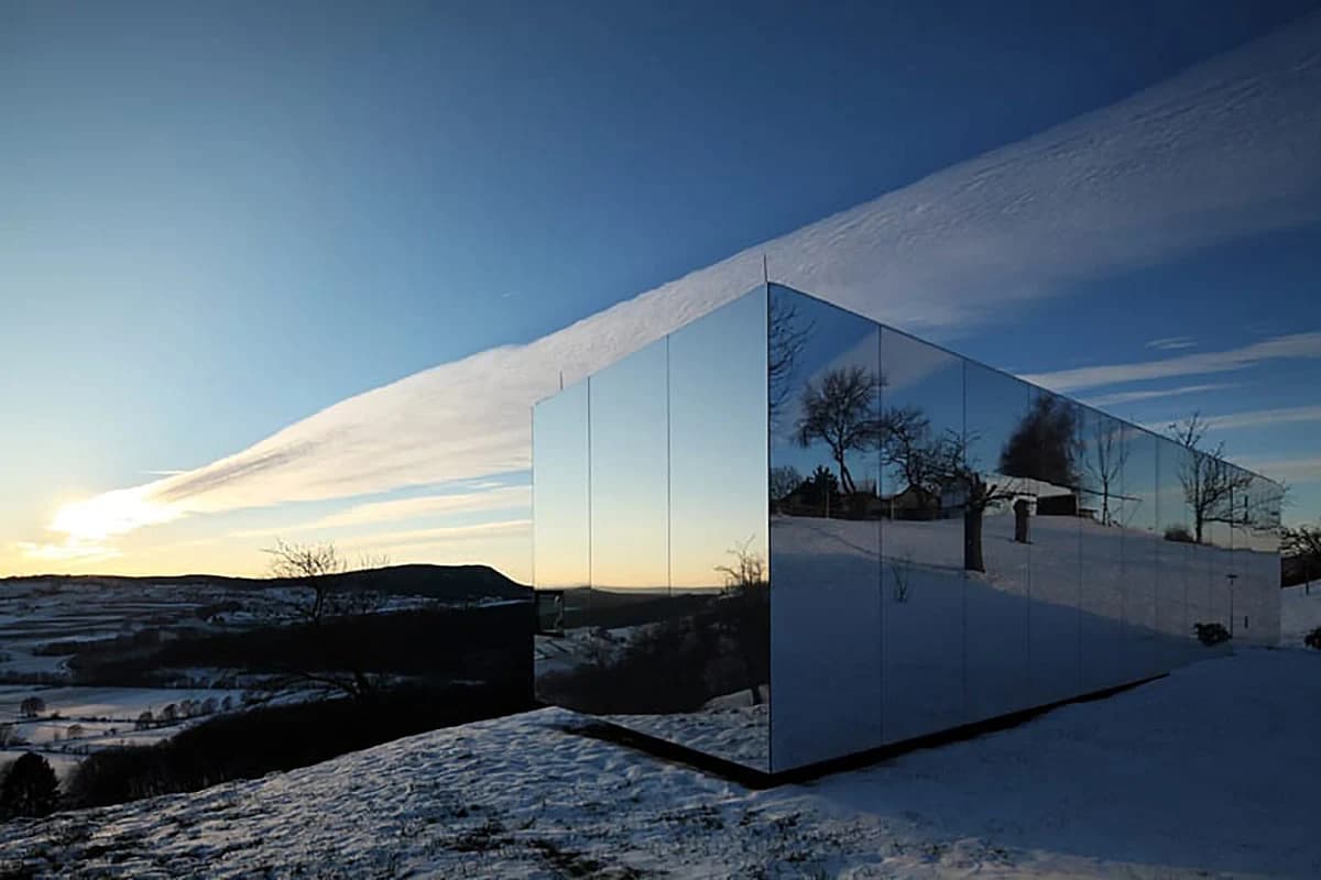 Zrcalna fasada od reflektirajućih aluminijskih panela
